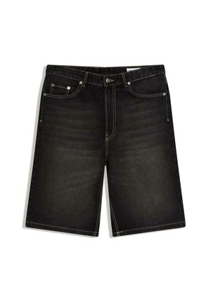 Shorts en denim noir avec cinq poches, fermeture par bouton, et détails délavés à l'avant et sur les cuisses.