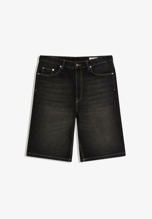 Shorts en denim noir avec cinq poches, fermeture par bouton, et détails délavés à l'avant et sur les cuisses.