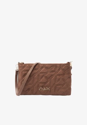 Borsa trapuntata marrone con motivo geometrico, hardware dorato e tracolla removibile. Texture liscia e forma rettangolare.