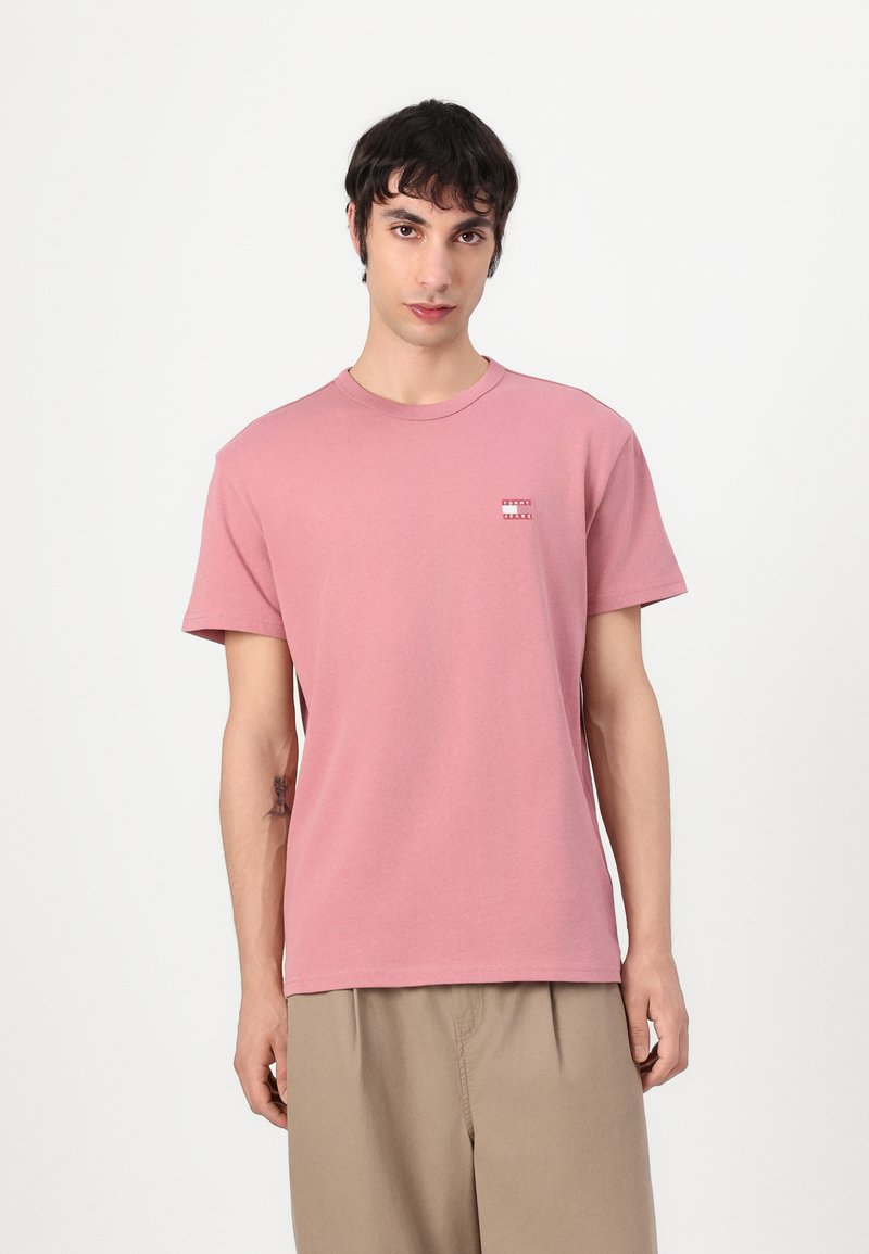 Tommy Jeans BADGE TEE - T-shirt basique - tahiti berry tonal