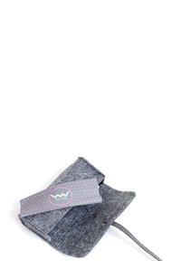 Šedá peněženka s obdélníkovým tvarem, s růžovým páskem posetým tečkami a kruhovým logem s nápisem "VUCH" na přední straně.