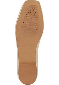 Suela de zapatos GEOX con una base de goma color marrón claro, surcos horizontales, pequeños agujeros de ventilación y un logo dorado en relieve en el lateral.