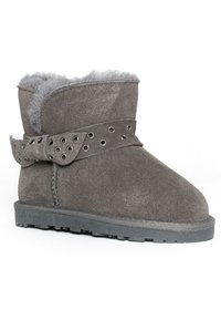 Grijze suède enkelboot met een fuzzy grijze binnenkant, decoratieve riem met metalen ogen, en een dikke rubberen zool voor grip.