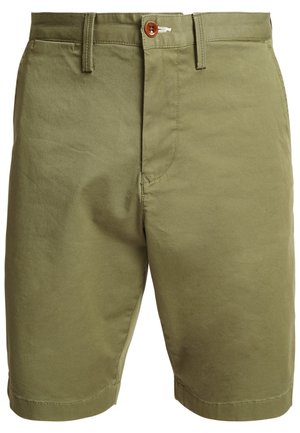 Shorts en coton vert olive avec fermeture à bouton, devant plat et poches, coutures soignées et coupe droite à hauteur du genou.