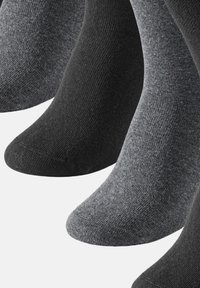 Calze grigie e nere disposte in fila, che mostrano una texture a coste, tonalità contrastanti e punte rinforzate per una maggiore durata.