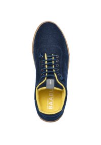 Námořnické modré plstěné boty s žlutým podšíváním, kulatou špičkou a béžovou gumovou podrážkou. Obsahují černé šněrování a šedou značkovou cedulku uvnitř.