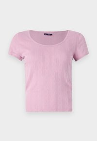 Haut en maille rose clair à manches courtes avec encolure ronde et motif subtil de losanges et rayures verticales.