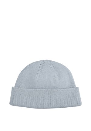 Lichtgrijze gebreide muts met opgevouwen rand en subtiele geribbelde textuur, geïsoleerd op een witte achtergrond.