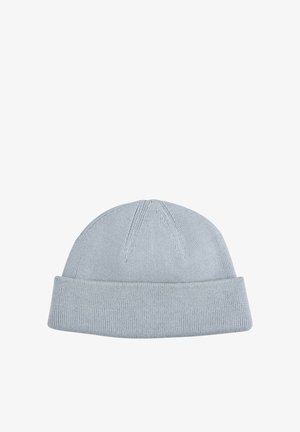 Lichtgrijze gebreide muts met opgevouwen rand en subtiele geribbelde textuur, geïsoleerd op een witte achtergrond.