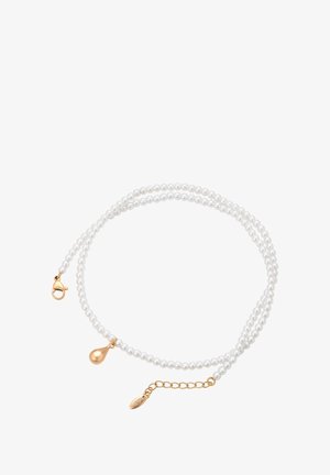 Dvojitý náhrdelník z bílých perel s zlatým charmem ve tvaru kapky, zlatým zacvakávacím uzávěrem a nastavitelným prodlužovacím řetízkem na bílém pozadí.