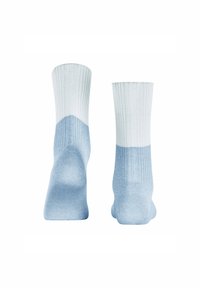 Helleblau und weiße gerippte Socken mit einem Farbblockdesign, das einen einfarbigen blauen Bereich unter dem Knöchel und einen weißen oberen Teil zeigt. Glatte Textur.