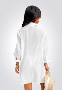 Cupshe CHIC V NECK BUTTON COVER UP - Abito a camicia - white