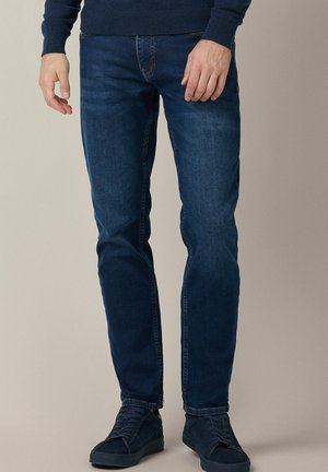 - Jeansy Slim Fit