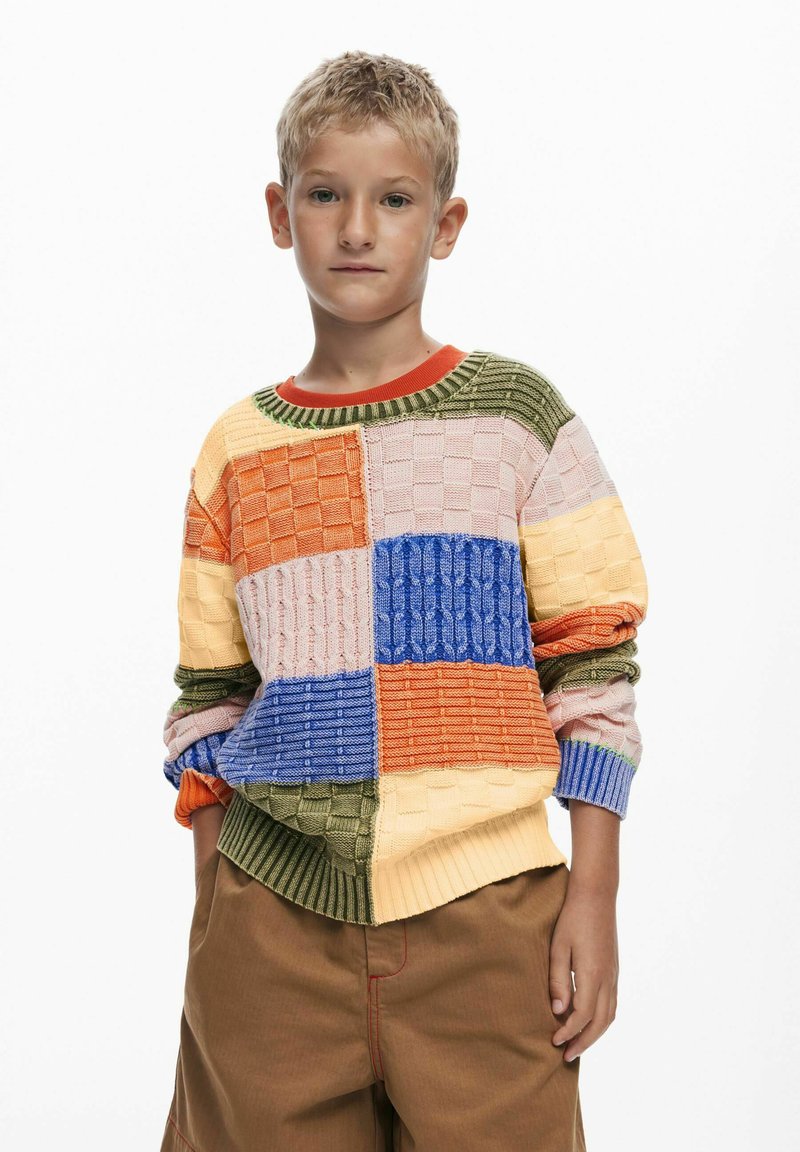 Gestrickter Pullover mit einem mehrfarbigen Patchwork-Design, das strukturierte Blöcke in Orange, Blau, Grün, Pink und Gelb zeigt. Gerippter Kragen und Bündchen.