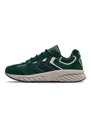 Groene sneaker van suede en mesh materialen. Bevat een zigzagontwerp in een donkere groene tint, een beige zool en textuurelementen langs de bovenkant.