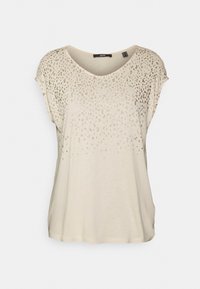 Světlobéžové tričko s krátkým rukávem a výstřihem do V, s tečkovaným vzorem, který přechází od světlého k tmavšímu odshora dolů, vyrobené z měkké tkaniny.