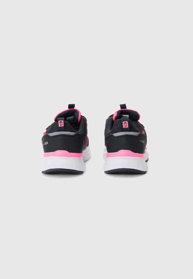 Scarpe sportive con tomaia in rete nera, accenti rosa e suola intermedia in schiuma bianca. Include una linguetta sul tallone e dettagli testurizzati sui lati.