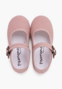 Zapatos Mary Jane de tela rosa con hebilla, suela plana, punta redondeada y parte superior texturada. El forro interior es blanco con una etiqueta de marca.