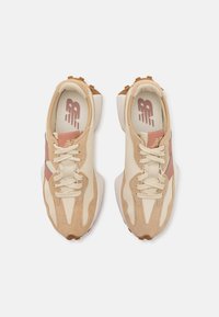 Beige og krem fottøy laget av suede og syntetiske materialer. Har snøring, polstret krage og gummisåle med brune detaljer.