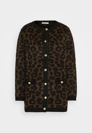 Cardigan con stampa leopardata in marrone scuro e nero, con collo rotondo, bottoni frontali e due tasche anteriori. Tessuto morbido e vestibilità rilassata.