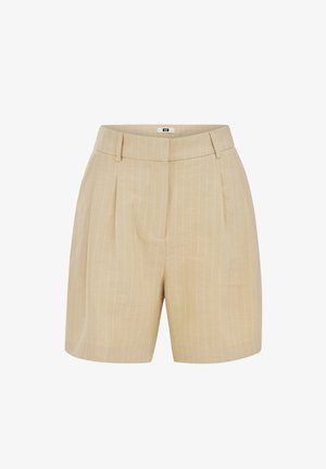 Bézs magas derekú rövidnadrágok függőleges fehér vékony csíkokkal, elején hajtásokkal, övbújtatókkal és rejtett elülső záródással.