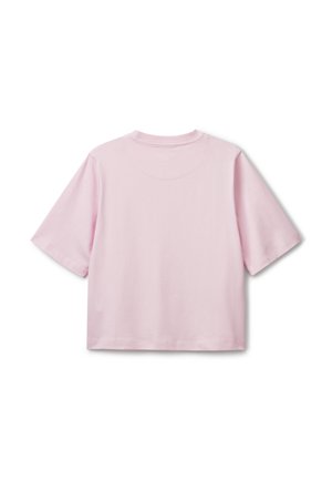 Helles rosa, kurzärmliges, cropped T-Shirt mit Rundhalsausschnitt, von hinten auf weißem Hintergrund betrachtet.