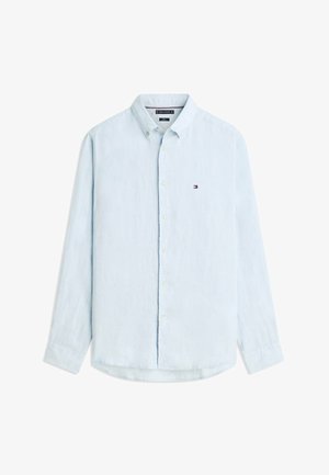 Chemise bleu clair à manches longues avec col à boutons et petit logo Tommy Hilfiger sur la poitrine gauche.