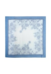 Sciarpa di pizzo con bordo blu e intricati motivi floreali azzurri su sfondo bianco, con una texture liscia e un design delicato.