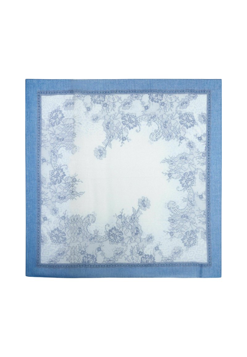 Sciarpa di pizzo con bordo blu e intricati motivi floreali azzurri su sfondo bianco, con una texture liscia e un design delicato.