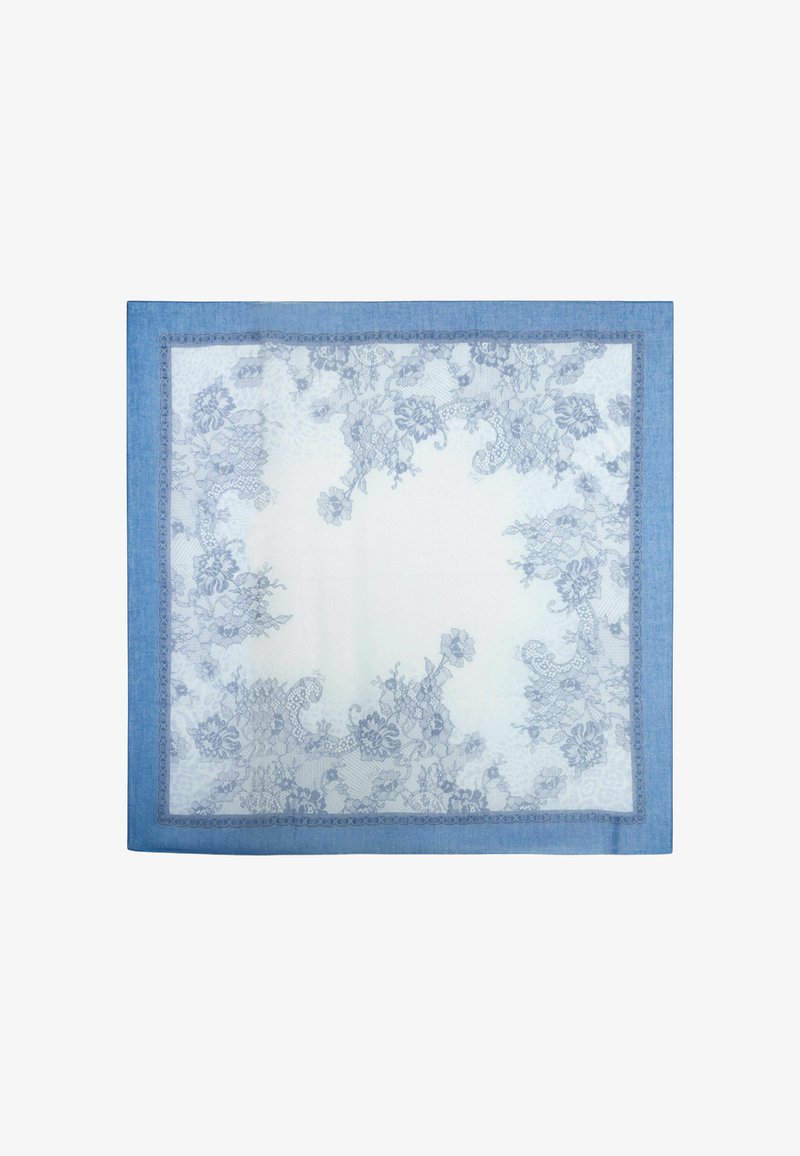 Écharpe en dentelle avec une bordure bleue et des motifs floraux délicats en bleu clair sur un fond blanc, avec une texture lisse et un design délicat.