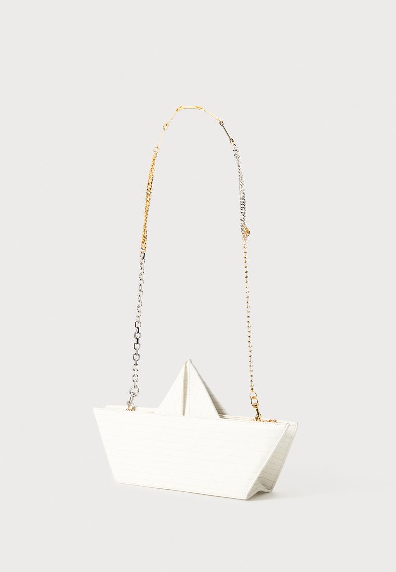 Weiße Handtasche in Form eines Bootes, mit strukturierter Oberfläche. Zweifarbige Kettenriemen mit goldenen und silbernen Gliedern, dreieckige Akzente oben.