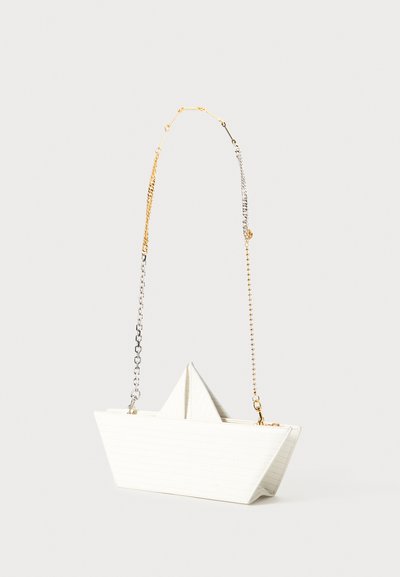 Biała torebka w kształcie złożonej papierowej łódki z mieszanym metalowym złotym i srebrnym paskiem na jednolitym tle.