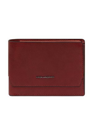 Rode leren tweevoudige portemonnee met gestikte randen en metalen Piquadro-logo op de voorflap.