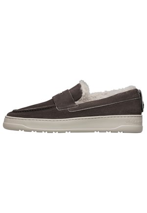 Scarpa slip-on in suede grigio con una morbida fodera in pelliccia bianca, suola piatta bianca e un motivo decorativo ricamato sulla tomaia. Texture liscia.