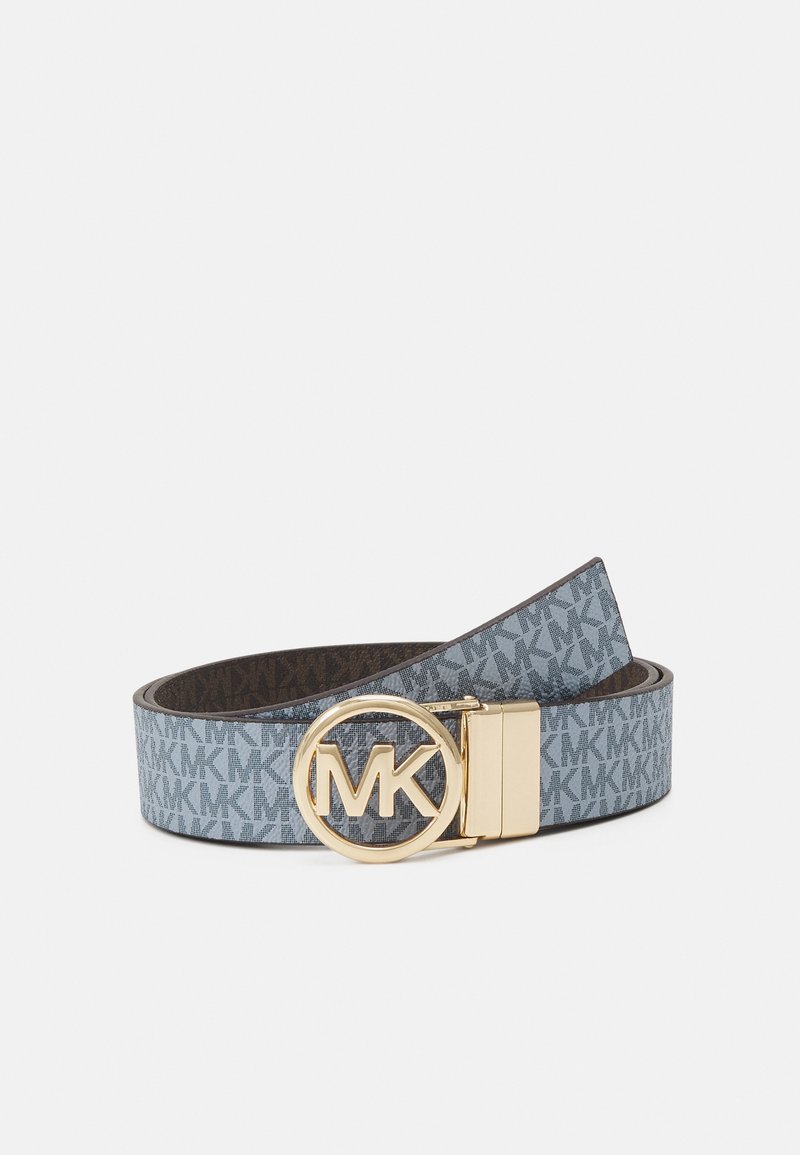 Lys blåmønstret belte med initialene "MK," avsluttet med en gullfarget rund spenne og mørkebrunt lærbakgrunn.