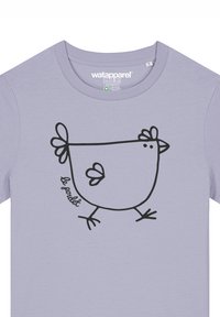 Hellblaues T-Shirt mit einer schwarz-liniengezeichneten Henne mit stilisierten Flügeln und dem Text "le poulet" in einem geschwungenen Design.