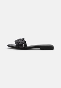 Svarta platta sandaler med vävd remdesign, med en slät matt yta och små metalliska accenter. Mjuk sulor med minimal klackhöjd.
