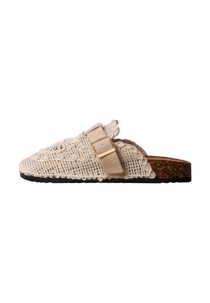 Mule beige tissée avec une semelle en liège texturée et une bride réglable avec une boucle dorée, conçue pour un usage casual.