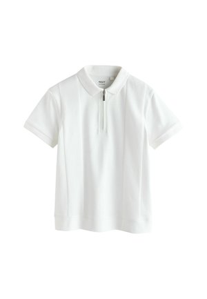 Weißes Polohemd mit kurzen Ärmeln, ausgestattet mit einem Reißverschluss am Kragen, strukturierten Seitenteilen und einer glatten Stoffoberfläche. Markenlabel sichtbar am Kragen.