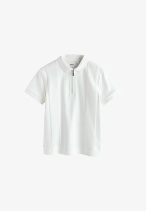 Witte polo met korte mouwen, voorzien van een ritskraag, gestructureerde zijpanelen en een gladde stofafwerking. Het merkembleem is zichtbaar op de kraag.