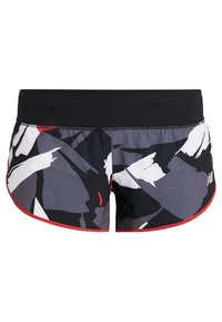 Kvinnors sportshorts med svart midjeband, abstrakt mönster i svart, vitt, grått och rött, samt röd trim längs kanterna.