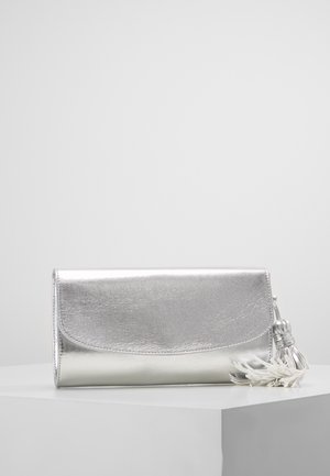 Pochette argentée métallique avec une texture lisse, fermeture à rabat arrondi et un accent de pompon décoratif. Design compact, adapté aux occasions formelles.