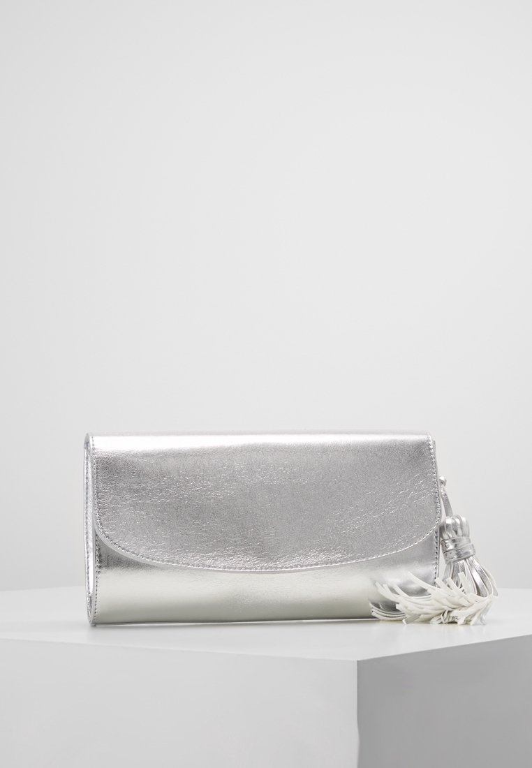 Metallic sølv clutch med en glat tekstur, rund flaplukning og en dekorativ frynseaccent. Kompakt design, egnet til formelle anledninger.