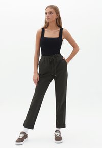 OXXO MIT ECKIGEM AUSSCHNITT - Top - black