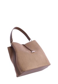 Bolso color caqui hecho de gamuza con un acabado suave, una sola asa superior y un sutil acento metálico en la parte frontal.