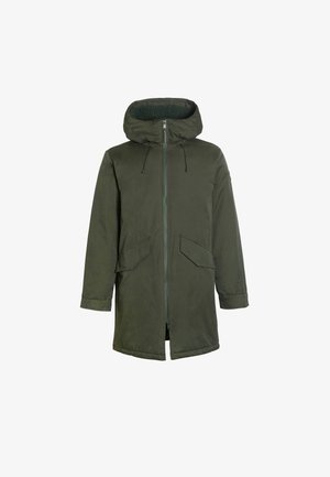 Parka verde-oliva feita de um tecido exterior suave, com capuz, fecho frontal com zíper e dois bolsos frontais de patch.