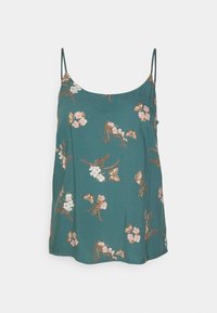 Una camiseta de tirantes finos en color teal, con un patrón floral y de mariposas en rosa, blanco y marrón sobre una tela suave.