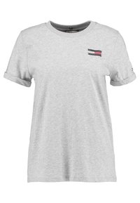 Šedé bavlněné tričko s krátkým rukávem, kulatým výstřihem, ohrnutými rukávy a malým vyšitým logem s horizontálními pruhy v červené a černé barvě.