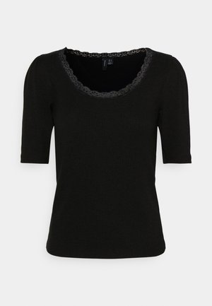Camiseta negra de canalé con mangas cortas y escote redondeado, con un ribete decorativo de encaje negro a lo largo del cuello.