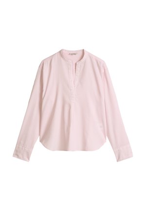 Blouse rose clair à manches longues avec un col rond et une courte patte de boutonnage à l'avant, dotée de poignets droits et d'une coupe ample.